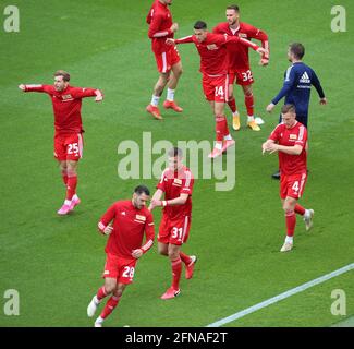 Leverkusen, Deutschland. Mai 2021. Bundesliga, Spieltag 33, Bayer 04 Leverkusen vs 1. FC Union Berlin, Christopher Lenz (Union), Christopher Trimmel (Union), Robin Knoche (Union), Petar Musa (Union), Marcus Ingvartsen (Union), Nico Schlotterbeck (Union) Aufwärmen. DIE DFL-VORSCHRIFTEN VERBIETEN DIE VERWENDUNG VON FOTOS ALS BILDSEQUENZEN UND/ODER QUASI-VIDEO.Quelle: Jürgen Schwarz/Alamy Live News Stockfoto