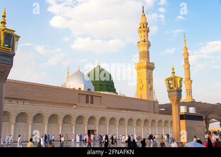 Medina, Masjid Nabawi. Zweite islamische Moschee in Madinah al Munawwarah. Muslimische Pilger in Medina. Stockfoto