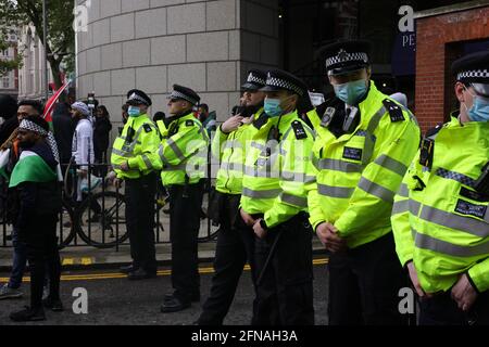 London, Großbritannien. Mai 2021. Die Polizei sperrte während der Anti-Israel-Demonstration die Straße in der Nähe der israelischen Botschaft in London ab. Quelle: Joe Kuis /Alamy News Stockfoto