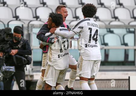 Juan Cuadrado vom FC Juventus feiert das Spiel zwischen dem FC Juventus und dem FC Internazionale im Allianz Stadium am 15. Mai 2021 i Stockfoto