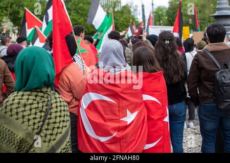 Türkische Demonstrantinnen. Mit den anhaltenden Luftangriffen der israelischen Armee und Raketenangriffen der Hamas versammelten sich hunderte Menschen am 15. Mai in München, um ihre Solidarität mit den Palästinenserinnen und den Menschen in Gaza zu zeigen. * türkische Demonstranten. Während die Luftangriffe des israelischen Militärs und die Raketenangriffe der Hamas andauern, versammelten sich am 15. Mai 2021 spontan Hunderte von Menschen in München, um ihre Solidarität mit dem palästinensischen Volk und dem Volk im Gazastreifen zu zeigen. (Foto: Alexander Pohl/Sipa USA) Quelle: SIPA USA/Alamy Live News Stockfoto