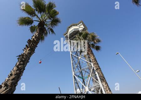 Barcelona, Spanien, 1. März 2020 - Blick von unten auf den Montjuic-Seilbahnturm Stockfoto