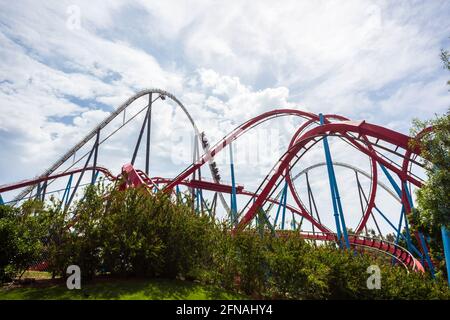 Salou, Spanien, 1. Mai 2020 - Dragon Khan Riders im Freizeitpark Port Aventura Stockfoto