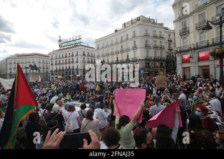 Madrid, Spanien; 15.05.2021.- 10. Jahrestag der 15-Millionen-Bewegung in Madrid. Hunderte von Menschen versammelten sich an der Puerta del Sol in Madrid, um an die Geburt der sozialen Bewegung Indignados mit dem Namen 15M am 05.15.2011 zu erinnern. Diese Bewegung führte zu mehreren politischen Änderungen und der Geburt von politischen Parteien wie Podemos, die Spanien in Koalition mit der Spanischen Sozialistischen Partei (PSOE) regieren. Foto: Juan Carlos Rojas Quelle: dpa picture Alliance/Alamy Live News Stockfoto