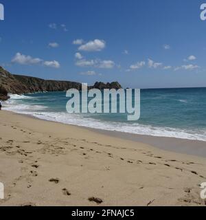 Porthcurno Beach, Cornwall, England, Großbritannien. 03,05,2021. Der wunderschöne goldene Sandstrand von Porthcurno, zwischen dem Felsen von Logans und der Minack Thea gelegen Stockfoto