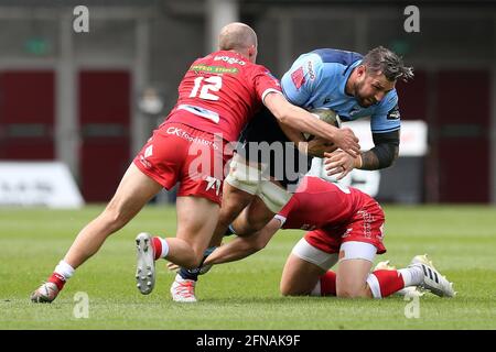 Llanelli, Großbritannien. Mai 2021. Josh Turnbull von Cardiff Blues wird angegangen. Guinness Pro14 Rainbow Cup Spiel, Scarlets gegen Cardiff Blues im Parc y Scarlets Stadium in Llanelli, South Wales am Samstag, den 15. Mai 2021. Bild von Andrew Orchard/Andrew Orchard Sports Photography/Alamy Live News Kredit: Andrew Orchard Sports Photography/Alamy Live News Stockfoto