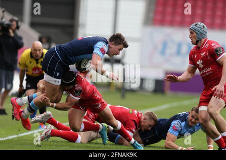 Jason Harries von Cardiff Blues wird von Leigh Halfpenny of Scarlets angegangen. Guinness Pro14 Rainbow Cup Spiel, Scarlets gegen Cardiff Blues im Parc y Scarlets Stadium in Llanelli, South Wales am Samstag, den 15. Mai 2021. Bild von Andrew Orchard/Andrew Orchard Sports Photography/Alamy Live News Stockfoto