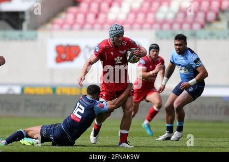 Llanelli, Großbritannien. Mai 2021. Jonathan Davies von Scarlets (c) in Aktion. Guinness Pro14 Rainbow Cup Spiel, Scarlets gegen Cardiff Blues im Parc y Scarlets Stadium in Llanelli, South Wales am Samstag, den 15. Mai 2021. Bild von Andrew Orchard/Andrew Orchard Sports Photography/Alamy Live News Kredit: Andrew Orchard Sports Photography/Alamy Live News Stockfoto