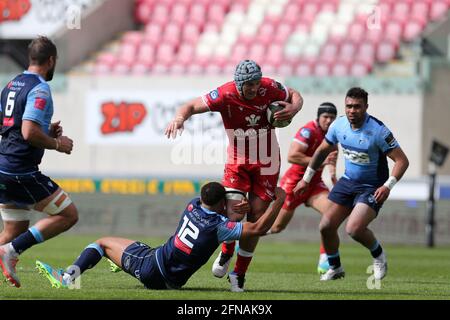 Llanelli, Großbritannien. Mai 2021. Jonathan Davies von Scarlets (c) in Aktion. Guinness Pro14 Rainbow Cup Spiel, Scarlets gegen Cardiff Blues im Parc y Scarlets Stadium in Llanelli, South Wales am Samstag, den 15. Mai 2021. Bild von Andrew Orchard/Andrew Orchard Sports Photography/Alamy Live News Kredit: Andrew Orchard Sports Photography/Alamy Live News Stockfoto