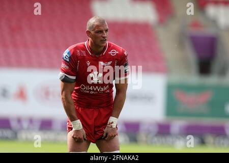 Llanelli, Großbritannien. Mai 2021. Aaron Shingler von Scarlets sieht auf. Guinness Pro14 Rainbow Cup Spiel, Scarlets gegen Cardiff Blues im Parc y Scarlets Stadium in Llanelli, South Wales am Samstag, den 15. Mai 2021. Bild von Andrew Orchard/Andrew Orchard Sports Photography/Alamy Live News Kredit: Andrew Orchard Sports Photography/Alamy Live News Stockfoto