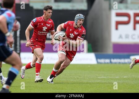 Llanelli, Großbritannien. Mai 2021. Jonathan Davies von Scarlets in Aktion. Guinness Pro14 Rainbow Cup Spiel, Scarlets gegen Cardiff Blues im Parc y Scarlets Stadium in Llanelli, South Wales am Samstag, den 15. Mai 2021. Bild von Andrew Orchard/Andrew Orchard Sports Photography/Alamy Live News Kredit: Andrew Orchard Sports Photography/Alamy Live News Stockfoto