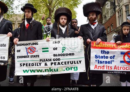 London, Großbritannien. Mai 2021. Mitglieder einer antizionistischen jüdischen Organisation beim pro-palästinensischen Protest auf der Kensington High Street. Kredit: Vuk Valcic/Alamy Live Nachrichten Stockfoto