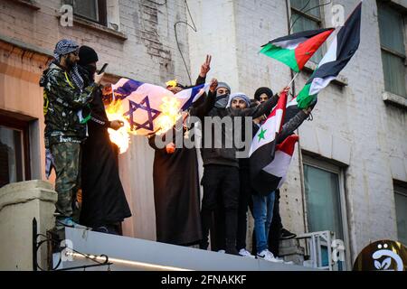 LONDON, ENGLAND, 15 2021. MAI, Demonstranten aus Freies Palästina treffen sich mit der Polizei vor der israelischen Botschaft in der Kensington High Street, schätzungsweise 150,000 Personen nahmen am Samstag, den 15. Mai 2021, an dem Protest Teil. (Kredit: Lucy North, Mi News) Kredit: MI Nachrichten & Sport /Alamy Live News Stockfoto
