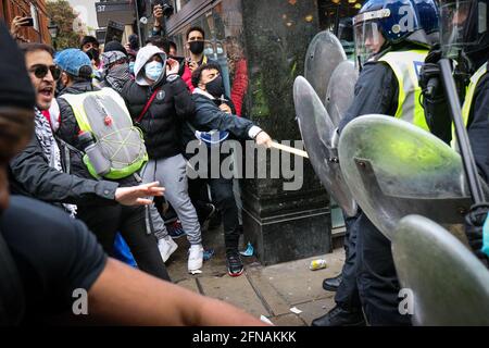 LONDON, ENGLAND, 15 2021. MAI, Demonstranten aus Freies Palästina treffen sich mit der Polizei vor der israelischen Botschaft in der Kensington High Street, schätzungsweise 150,000 Personen nahmen am Samstag, den 15. Mai 2021, an dem Protest Teil. (Kredit: Lucy North, Mi News) Kredit: MI Nachrichten & Sport /Alamy Live News Stockfoto