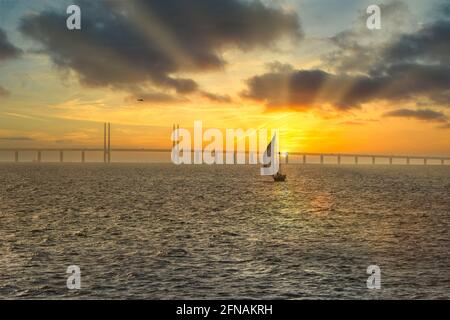 210501 Malmö Schweden - Sonnenuntergang über Oresundsbron zwischen Schweden und Dänemark. Hochwertige Fotos Stockfoto