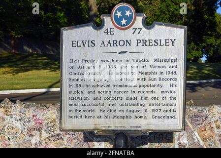 Memphis, TN, USA - 24. September 2019: Gedenktafel zum Gedenken an das Leben von Elvis Presley vor dem Graceland Complex, einer berühmten Touristenattraktion. Stockfoto
