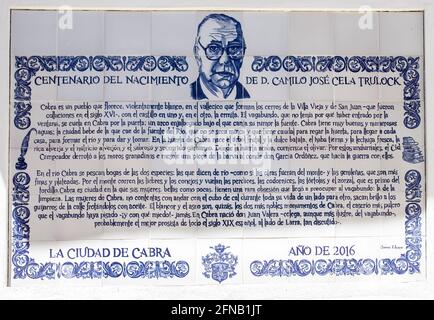 Cabra, Spanien - 19. Mai 2019: Gedenkstätte glasierte Kacheltafel an Camilo Jose Cela. Cabra, Cordoba, Spanien Stockfoto