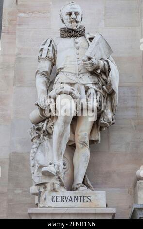 Statue von Miguel de Cervantes Saavedra. Eingang der Nationalbibliothek von Spanien, Madrid. Nach einer Skulptur von Joan Vancell Puigcercos Stockfoto