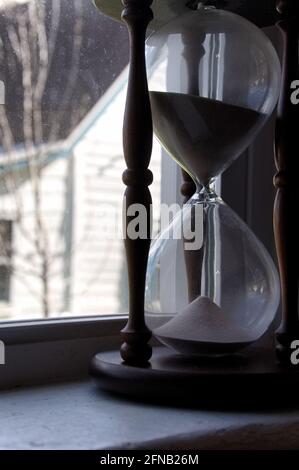 Großes Stundenglas in einem Fenster rechts von Rahmen Stockfoto
