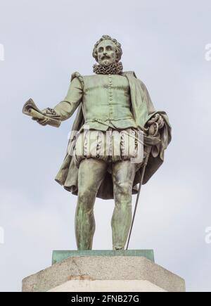 Spanien, Madrid - 6. März 2021: Statue von Miguel de Cervantes Saavedra. Errichtet vor dem spanischen Abgeordnetenkongress in Madrid. Von Antonio Sola in Stockfoto