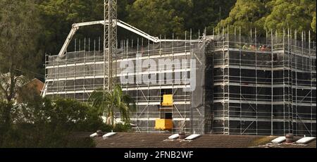 April 7. 2021. Großes Panoramabild einer Betonboom-Pumpe, die Material an die neuen Wohneinheiten für Sozialwohnungen liefert, die an der 56-58 Beane St. entwickelt wurden Stockfoto