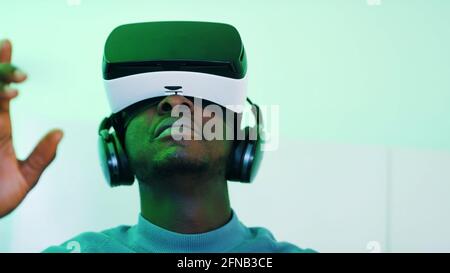 Mann mit einer Virtual Reality Brille, der die virtuelle 360-Grad-Umgebung genießt. Hochwertige Fotos Stockfoto