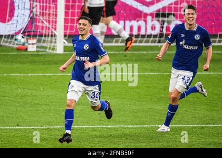 Gelsenkirchen, Deutschland. Mai 2021. Blendi Idrizi (L) von Schalke 04 feiert sein Tor bei einem Bundesliga-Spiel zwischen dem FC Schalke 04 und Eintracht Frankfurt am 15. Mai 2021 in Gelsenkirchen. Quelle: Jan Huebner/Joachim Bywaletz/Xinhua/Alamy Live News Stockfoto