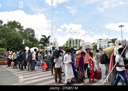 Hyderabad. Mai 2021. Wanderarbeiter stellen sich am 15. Mai 2021 auf den Bahnhof Secunderabad in der Nähe von Hyderabad, Indien, während einer Sperre zur Eindämmung des Anstiegs der COVID-19-Pandemie. Quelle: Str/Xinhua/Alamy Live News Stockfoto