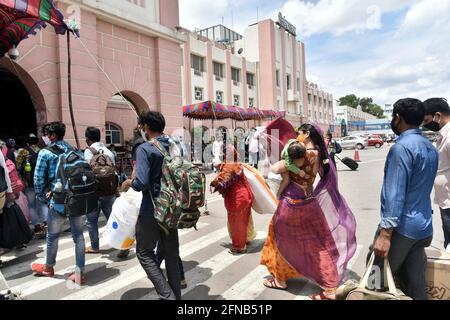 Hyderabad. Mai 2021. Wanderarbeiter stellen sich am 15. Mai 2021 auf den Bahnhof Secunderabad in der Nähe von Hyderabad, Indien, während einer Sperre zur Eindämmung des Anstiegs der COVID-19-Pandemie. Quelle: Str/Xinhua/Alamy Live News Stockfoto