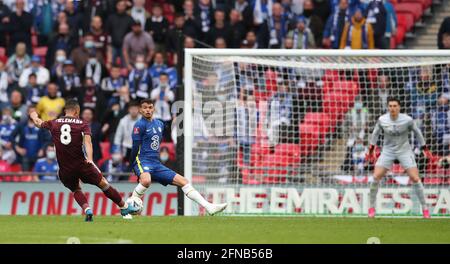 London, Großbritannien. Mai 2021. Youri Tielemans (L) von Leicester City schießt am 15. Mai 2021 im Wembley Stadium in London, Großbritannien, um beim FA Cup Final zwischen Chelsea und Leicester City das Siegtor für das Team zu erzielen. Quelle: Matthew Impey/Xinhua/Alamy Live News Stockfoto