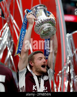 London, Großbritannien. Mai 2021. Jamie Vardy von Leicester City feiert die Trophäe nach dem FA Cup Final Spiel zwischen Chelsea und Leicester City im Wembley Stadium in London, Großbritannien, am 15. Mai 2021. Quelle: Matthew Impey/Xinhua/Alamy Live News Stockfoto