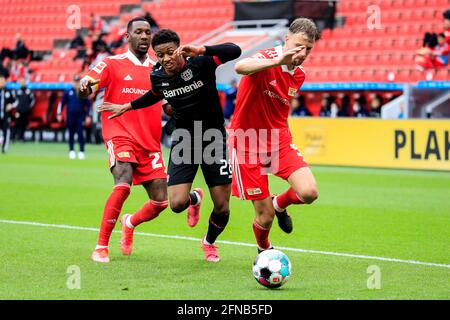 Leverkusen. Mai 2021. Demarai Gray (C) aus Leverkusen steht mit Marvin Friedrich (R) von der Union Berlin während eines Bundesliga-Spiels zwischen Bayer 04 Leverkusen und dem FC Union Berlin am 15. Mai 2021 in Leverkusen. Quelle: Xinhua/Alamy Live News Stockfoto