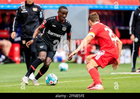 Leverkusen. Mai 2021. Moussa Diaby (L) aus Leverkusen kontrolliert den Ball unter der Verteidigung von Christopher Lenz von Union Berlin während eines Bundesliga-Spiels zwischen Bayer 04 Leverkusen und dem FC Union Berlin am 15. Mai 2021 in Leverkusen. Quelle: Xinhua/Alamy Live News Stockfoto