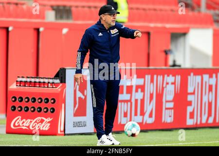 Leverkusen. Mai 2021. Cheftrainer Urs Fischer von der Union Berlin reagiert während eines Bundesliga-Spiels zwischen Bayer 04 Leverkusen und dem FC Union Berlin am 15. Mai 2021 in Leverkusen. Quelle: Xinhua/Alamy Live News Stockfoto