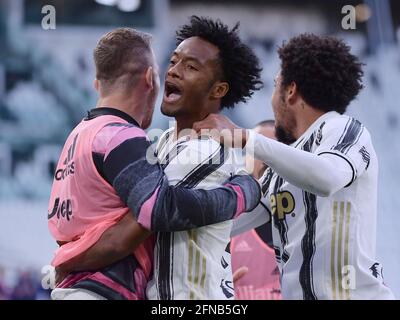 Turin, Italien. Mai 2021. Juventus' Juan Cuadrado (C) feiert sein zweites Tor während eines Fußballspiels der Serie A zwischen Juventus und Inter Mailand in Turin, Italien, am 15. Mai 2021. Quelle: Federico Tardito/Xinhua/Alamy Live News Stockfoto