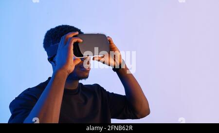 Mann mit einer Virtual Reality Brille, der die virtuelle 360-Grad-Umgebung genießt. Hochwertige Fotos Stockfoto