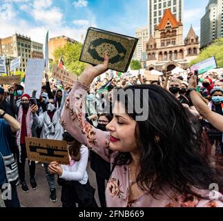 15. Mai 2021, Boston, Massachusetts, USA: Eine Frau hält den Koran während einer Solidaritätskundgebung mit dem palästinensischen Volk hoch, inmitten des anhaltenden Konflikts mit Israel in Boston. Quelle: Keiko Hiromi/AFLO/Alamy Live News Stockfoto