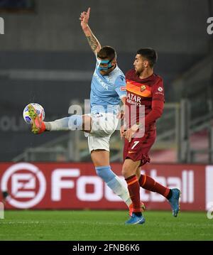 (210516) -- ROM, 16. Mai 2021 (Xinhua) -- Sergej Milinkovic-Savic (L) aus Latium steht mit Lorenzo Pellegrini aus der Roma während eines Fußballmatches der Serie A zwischen Roma und Latium in Rom, Italien, am 15. Mai 2021. (Foto von Alberto Lingria/Xinhua) Stockfoto