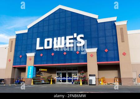 Lowes Store Fassade, Eingang und außen. Lowes ist ein amerikanisches Einzelhandelsunternehmen, das sich auf Heimwerkerbedarf spezialisiert hat - Sunnyvale, California, USA - 2021 Stockfoto