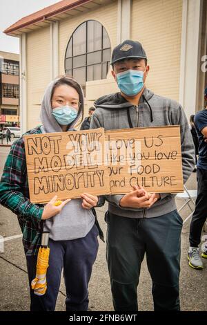 Oakland, Usa. Mai 2021. Demonstranten hielten ein Plakat gegen den Hass Asiens in der Gemeinde Oakland. Kredit: SOPA Images Limited/Alamy Live Nachrichten Stockfoto