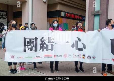 Oakland, Usa. Mai 2021. Demonstranten halten in der Gemeinde Oakland ein Banner gegen den Hass Asiens. Kredit: SOPA Images Limited/Alamy Live Nachrichten Stockfoto