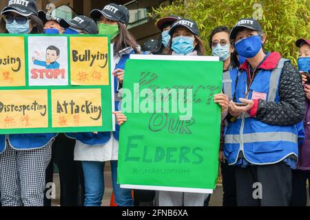 Oakland, Usa. Mai 2021. Demonstranten hielten Plakate gegen den Hass Asiens in der Gemeinde Oakland. Kredit: SOPA Images Limited/Alamy Live Nachrichten Stockfoto