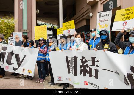 Oakland, Usa. Mai 2021. Demonstranten hielten Plakate gegen den Hass Asiens in der Gemeinde Oakland. (Foto von Pat Mazzera/SOPA Images/Sipa USA) Quelle: SIPA USA/Alamy Live News Stockfoto