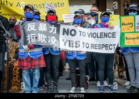 Oakland, Usa. Mai 2021. Demonstranten halten in der Gemeinde Oakland ein Banner gegen den Hass Asiens. (Foto von Pat Mazzera/SOPA Images/Sipa USA) Quelle: SIPA USA/Alamy Live News Stockfoto