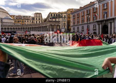 Napoli, Italien. Mai 2021. Israels Schweigen und Gleichgültigkeit, die Mittäterschaft von Verbrechen. Seit Monaten hat Israel die al-Aqsa Moschee überfallen, und das palästinensische Volk tut alles, um sein Land zu verteidigen", begann eine Prozession von der Piazza del Plebiscito, die Demonstration erreichte den Hafen. (Foto von Alessandro Barone/Pacific Press) Quelle: Pacific Press Media Production Corp./Alamy Live News Stockfoto