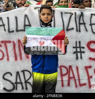 Napoli, Italien. Mai 2021. Israels Schweigen und Gleichgültigkeit, die Mittäterschaft von Verbrechen. Seit Monaten hat Israel die al-Aqsa Moschee überfallen, und das palästinensische Volk tut alles, um sein Land zu verteidigen", begann eine Prozession von der Piazza del Plebiscito, die Demonstration erreichte den Hafen. (Foto von Alessandro Barone/Pacific Press) Quelle: Pacific Press Media Production Corp./Alamy Live News Stockfoto