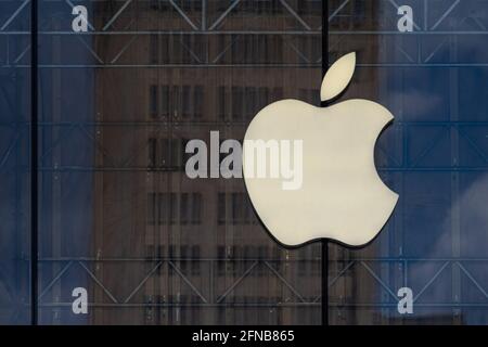 Beschilderung des Apple Store am Lenox Square in der Buckhead-Gegend von Atlanta, Georgia, mit einem metallischen Apple-Logo auf Glas, das einen nahegelegenen Wolkenkratzer widerspiegelt. (USA) Stockfoto