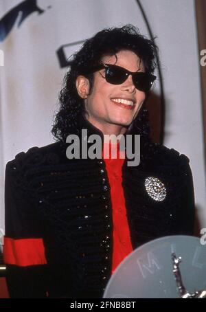 CBS Records ehrt Michael Jackson mit dem Sonderpreis ‘Artist of the Decade’ für seine historische Leistung als #1 Biggest Selling Artist of the 1980er Jahre mit über 100 Millionen verkauften Platten am 20. Februar 1990. Quelle: Ralph Dominguez/MediaPunch Stockfoto