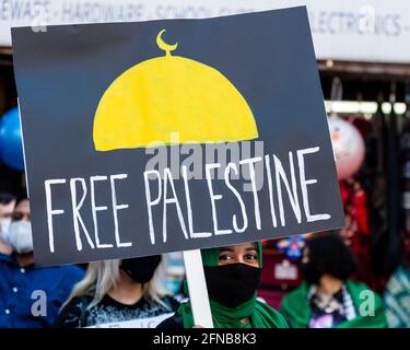 Queens, Vereinigte Staaten Von Amerika . Mai 2021. Eine junge Frau hält am 15. Mai 2021 bei einer pro-palästinensischen Kundgebung in Brooklyn, NY, ein Schild mit dem Titel „Free Palestine“ hoch. (Foto von Gabriele Holtermann) Quelle: SIPA USA/Alamy Live News Stockfoto