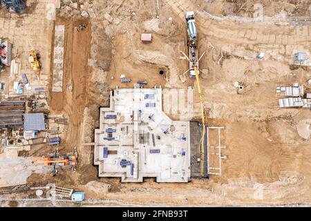 Luftaufnahme von oben auf der Baustelle. Gießen Beton für die Gründung des neuen Hauses. Prozess des Neubaus. Stockfoto